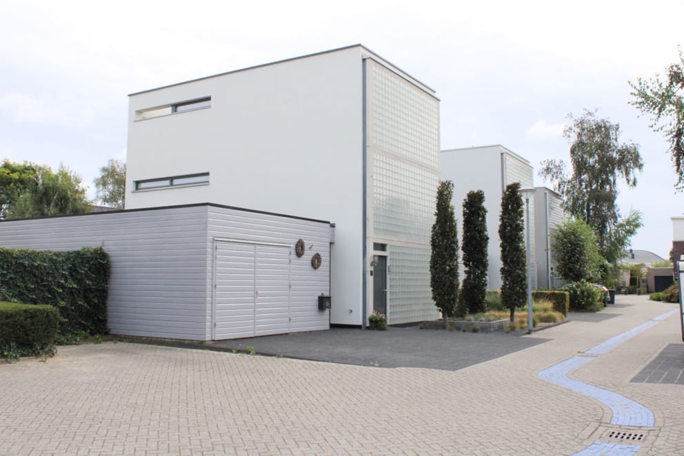 Riante woning in wijk De Leesten te Zutphen met een mooie ecologische tuin welke onder architectuur is aangelegd, de woning is voorzien van zonnepanelen en heeft Energielabel A