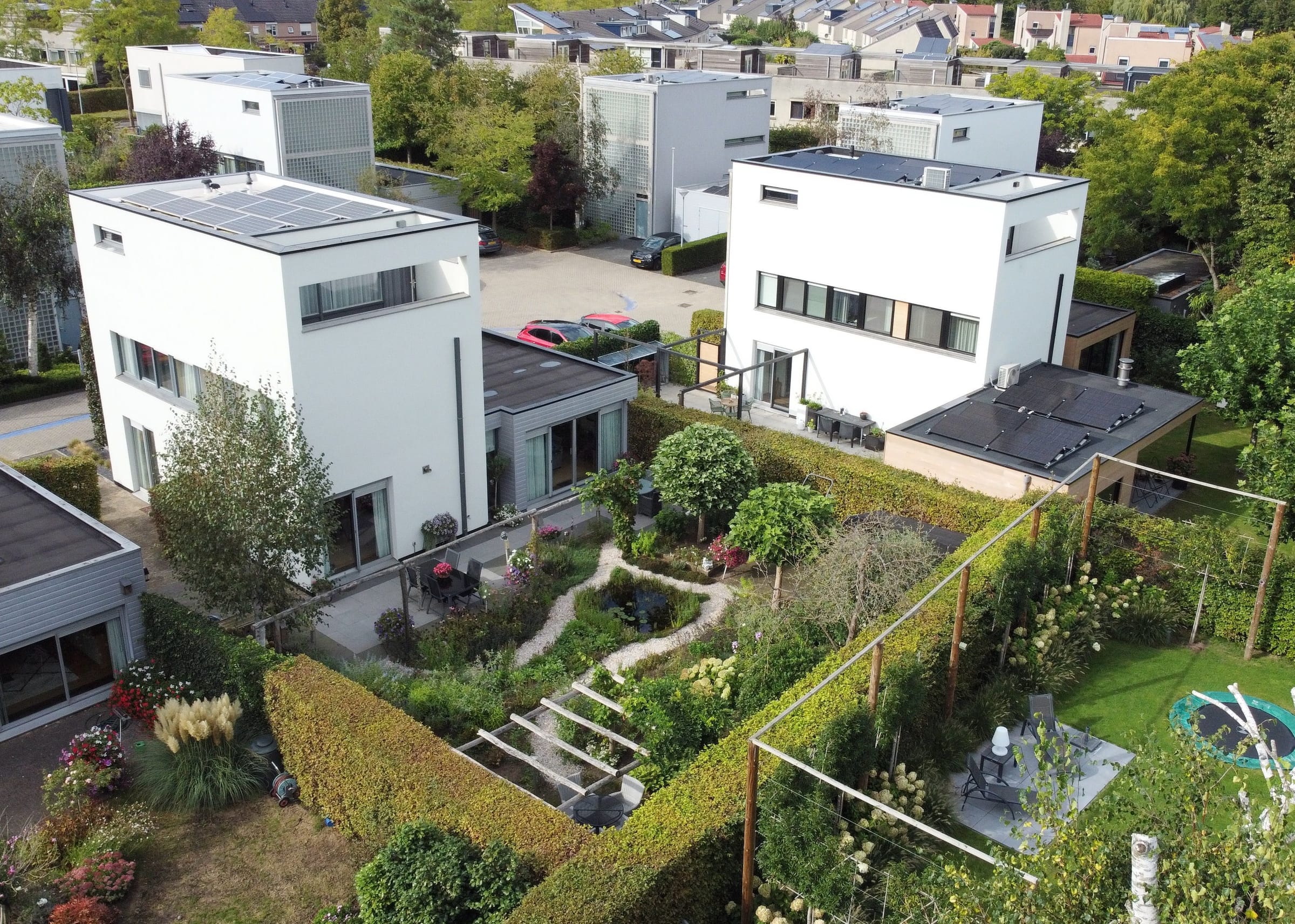 Riante woning in wijk De Leesten te Zutphen met een mooie ecologische tuin welke onder architectuur is aangelegd, de woning is voorzien van zonnepanelen en heeft Energielabel A