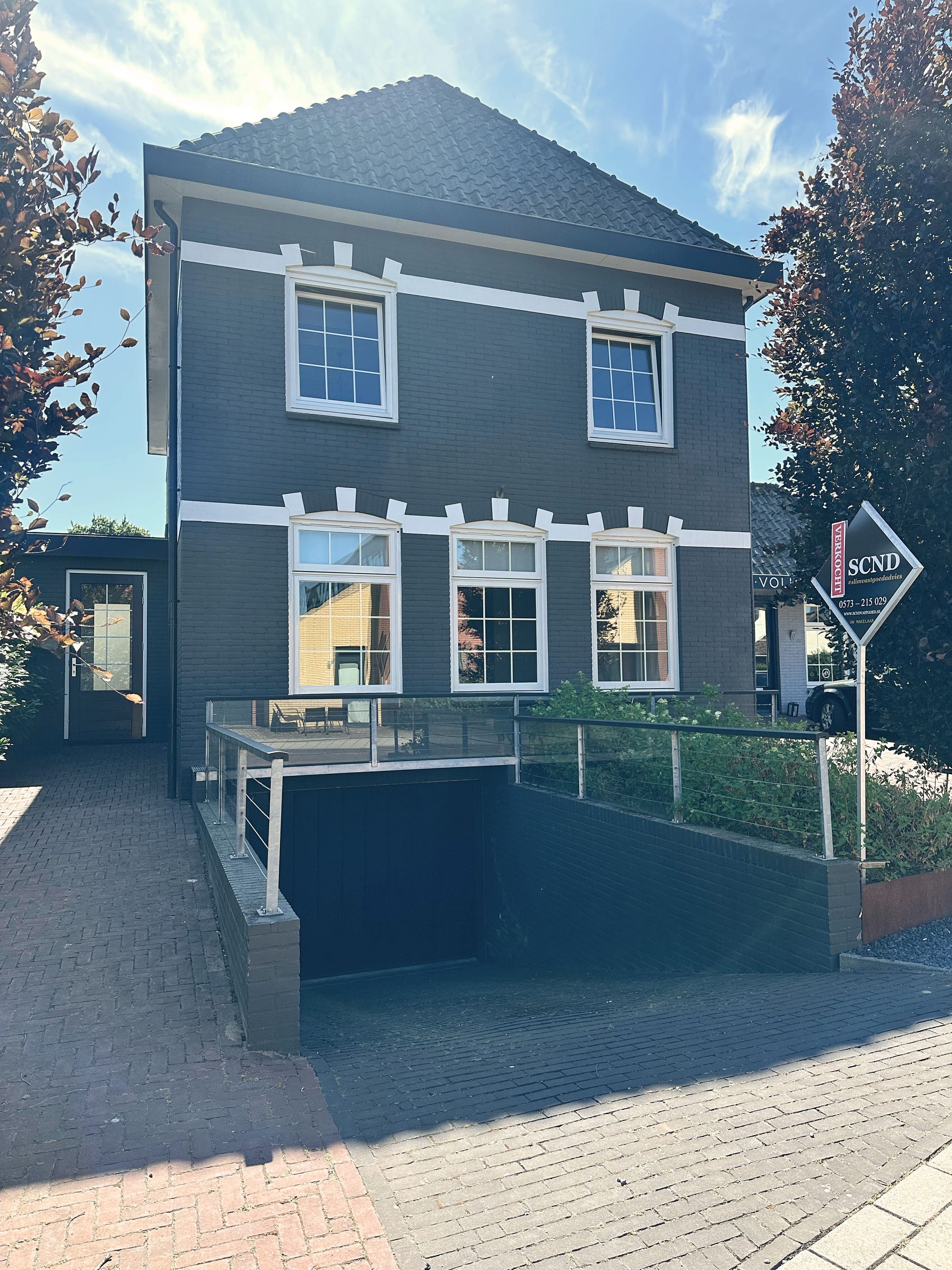 Burg Leenstraat Front.jpg