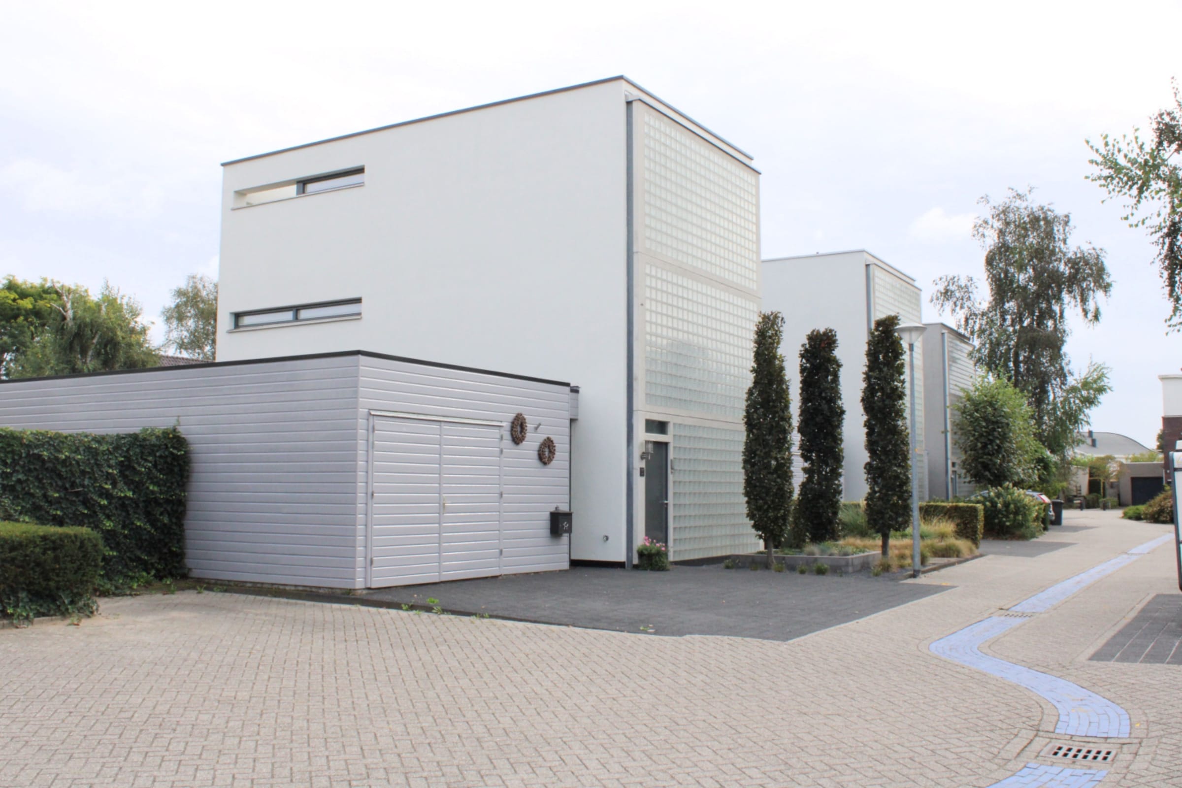 Riante woning in wijk De Leesten te Zutphen met een mooie ecologische tuin welke onder architectuur is aangelegd, de woning is voorzien van zonnepanelen en heeft Energielabel A