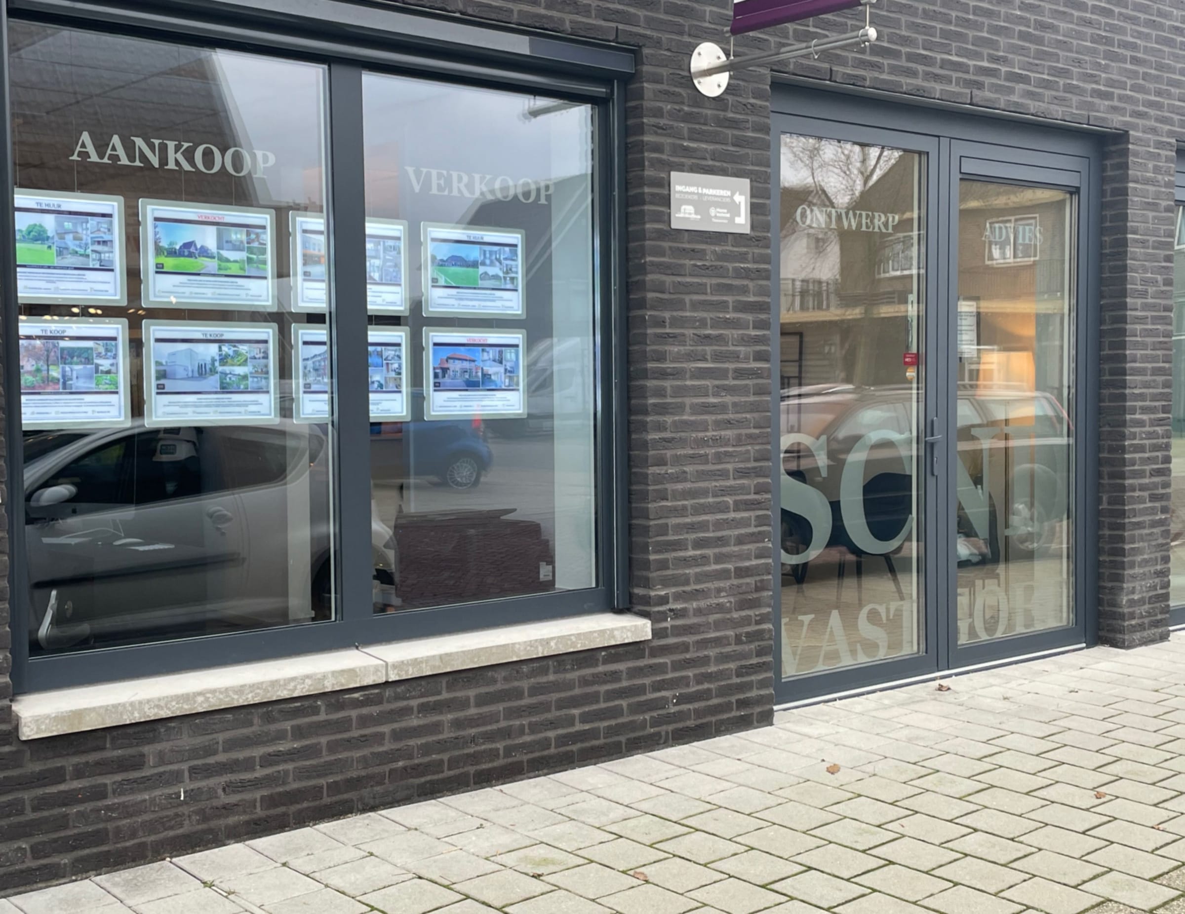 In het ondernemershuis aan de Deventerweg 4 te Laren is SCND Vastgoed gevestigd met een eigen etalage met het woningaanbod wat ook op Funda staat